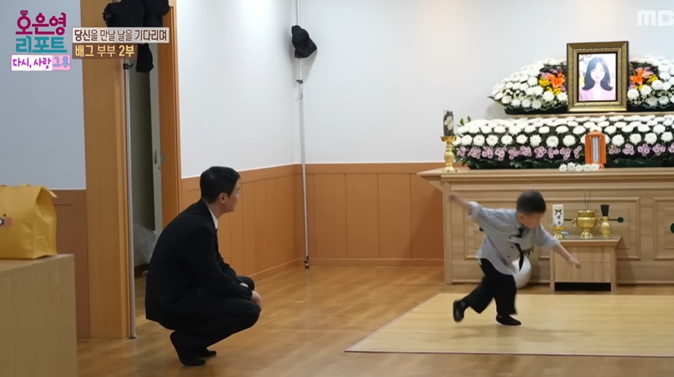 아내의 장례식장에 있는 남편과 아이