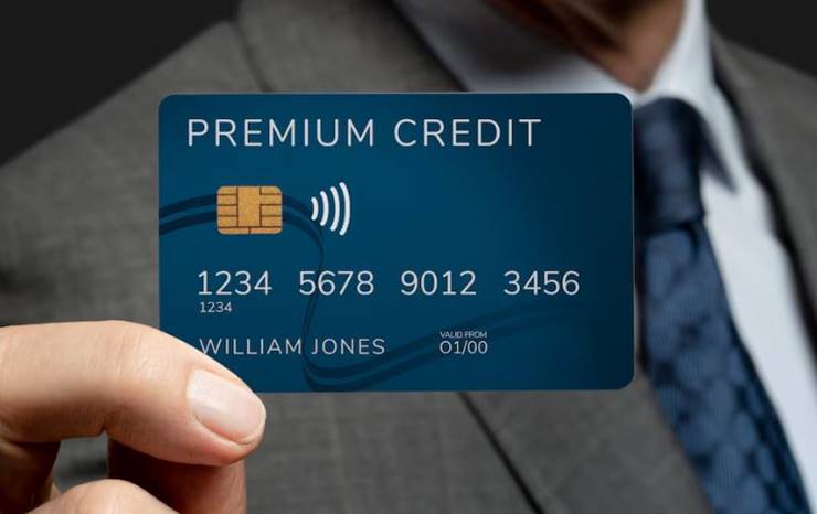 파란색 카드를 들고 있는 남자