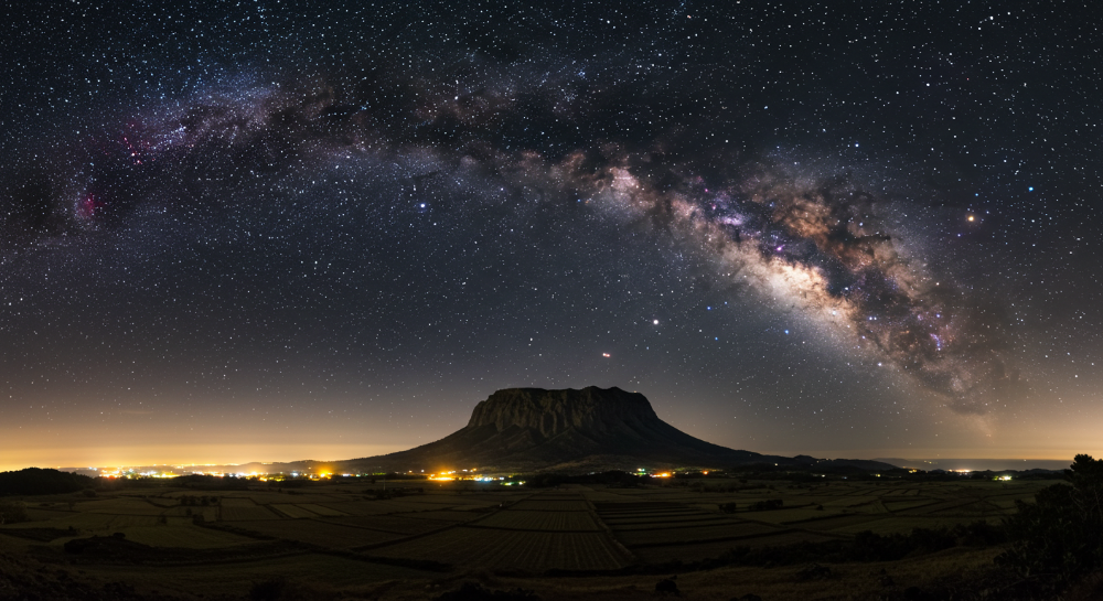 은하수가 선명하게 빛나는 제주 밤하늘 풍경