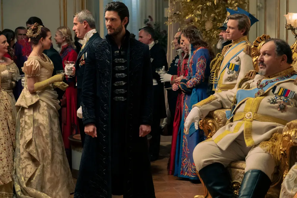 새도우 앤 본 의상디자인