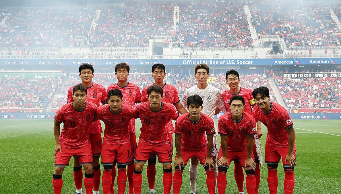 6일(현지시간) 미국 뉴저지주 해리슨 스포츠일러스트레이티드 스타디움에서 열린 한국 대 미국 친선경기에서 한국 대표팀이 경기 시작 전 기념촬영을 하고 있다.