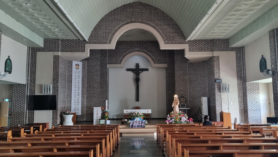 예산 산성리성당 성전 안 사진