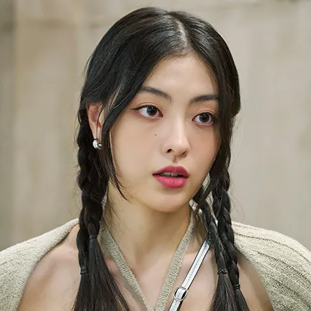 머리를 양갈래로 땋아 놓은 무인도의 디바 은모래