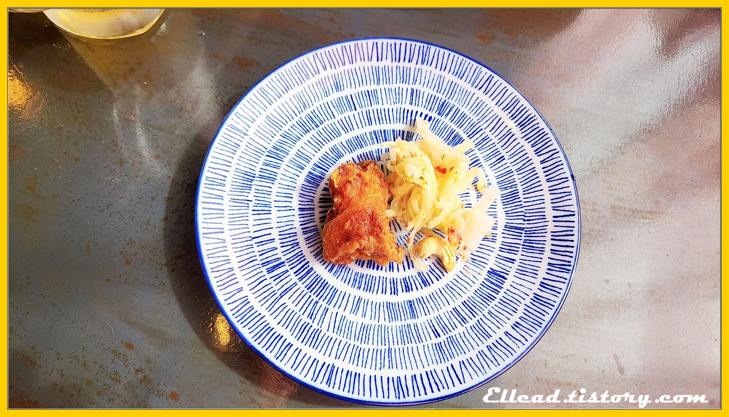 잘 튀겨낸 닭튀김과 파파야 샐러드의 식감이 일품이다.