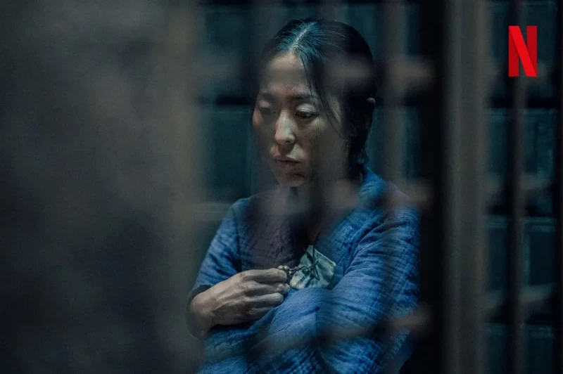 파란 죄수복을 입고 감옥에 갇혀 있는 최성심 역의 배우 강말금