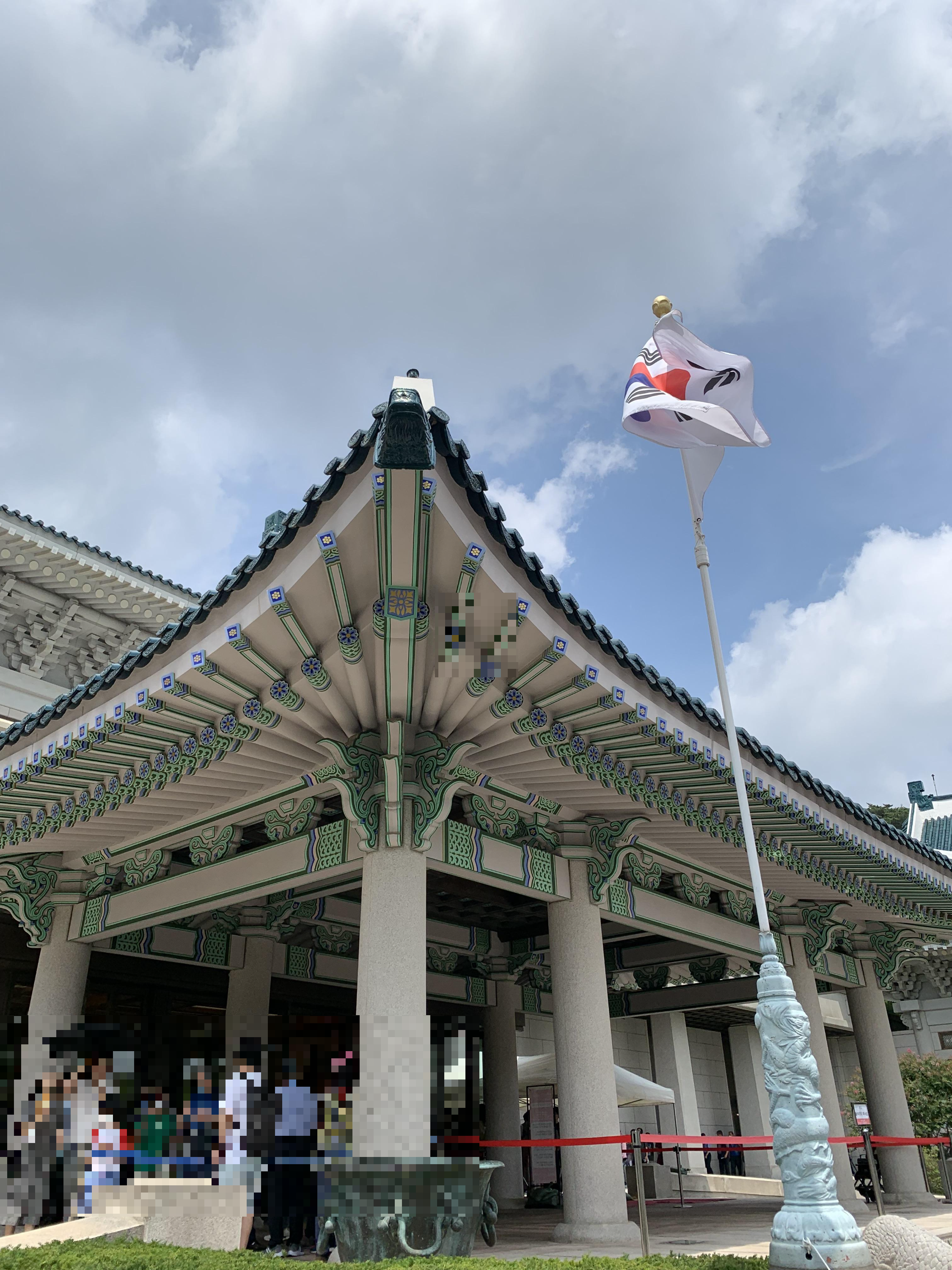 청와대 본관 가까이2