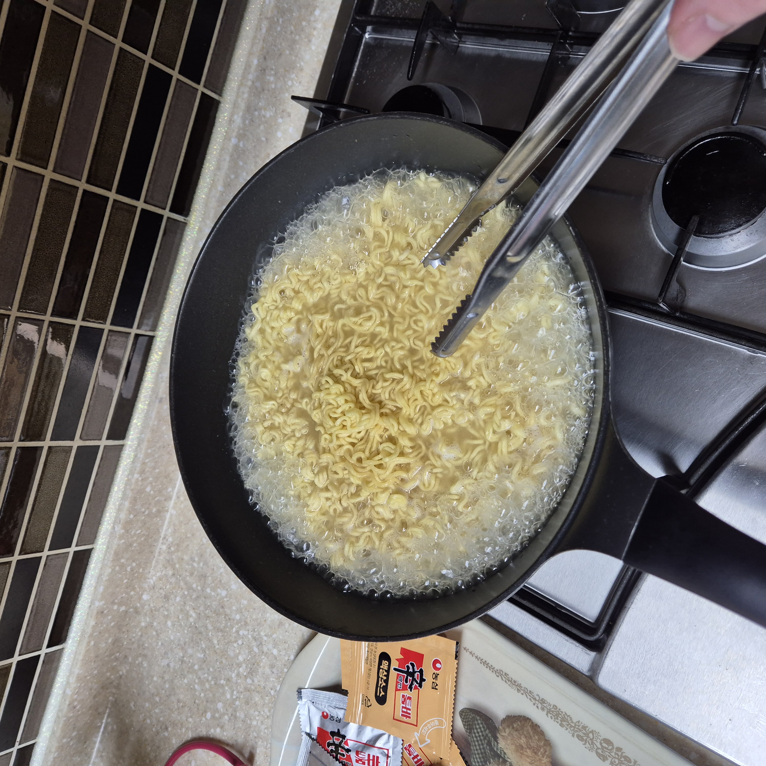 끓는물에 면을 넣고 3분간 끓여준다.