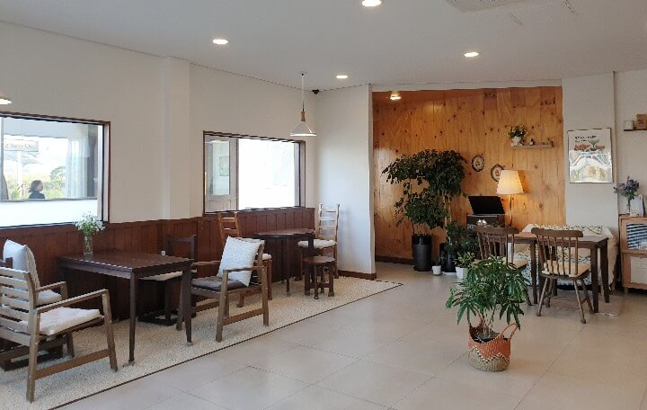 카페서온-내부-테이블들이-보인다