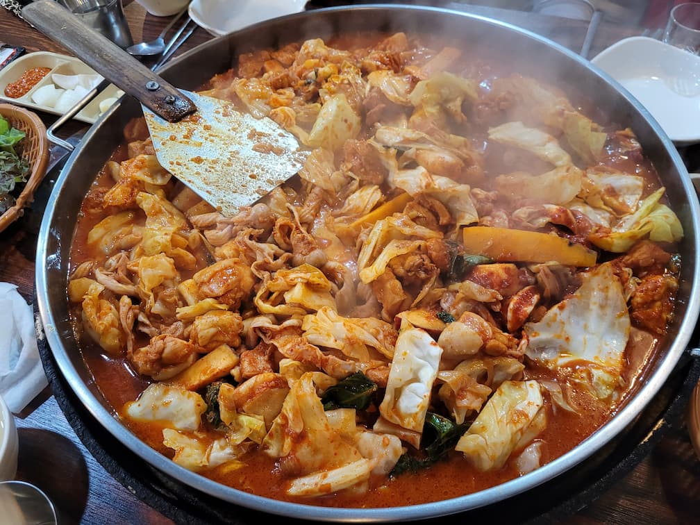 산속에 닭갈비 철판 닭갈비 조리 중 모습