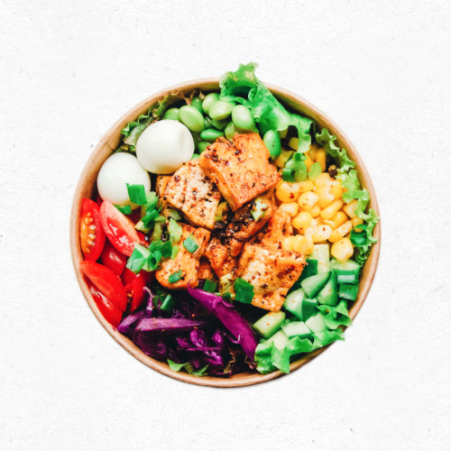 열대 과일과 연어가 어우러진 하와이식 포케 그릇