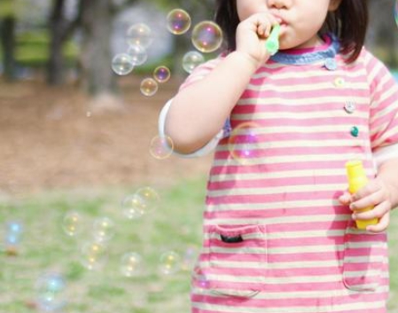 아이들을 위한 여름철 놀이-비눗방울