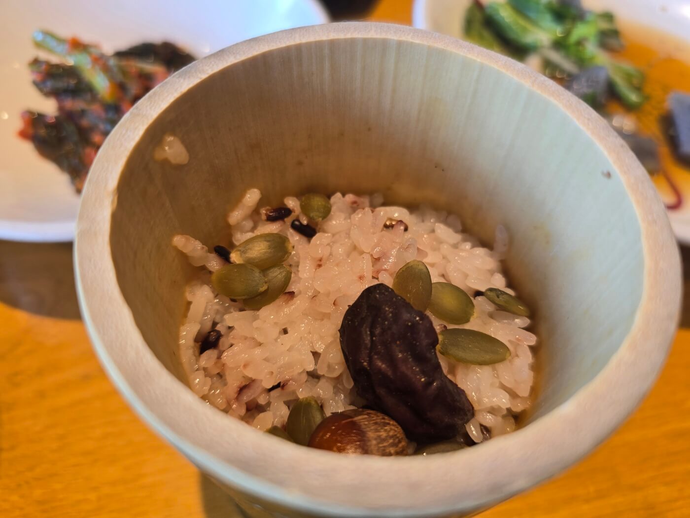 혹박씨와 견과류가 곁들어진 대통밥