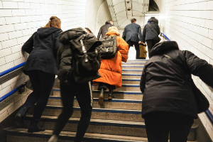 계단을-올라가는-사람들