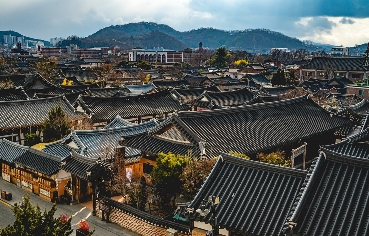 전주 한옥 마을 전경.
과거 한옥을 보존하고 있으며, 한복을 빌려 입고 둘러보며 사진을 찍는 재미가 있다.