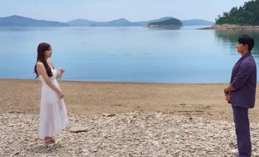 솔로지옥3-
갈색 해변가 자갈위 흰색 롱원피스에 흰샌들 긴생머리를 늘어뜨리고 이진석을 바라보는 안민영과 보라색 상하 긴팔긴바지정장을 입고 안민영을 바라보며 서있는 이진석