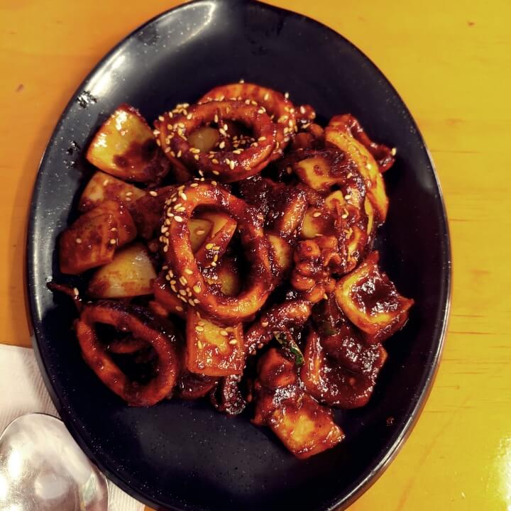 고삼이-식당-고징어볶음과-고등어-구이