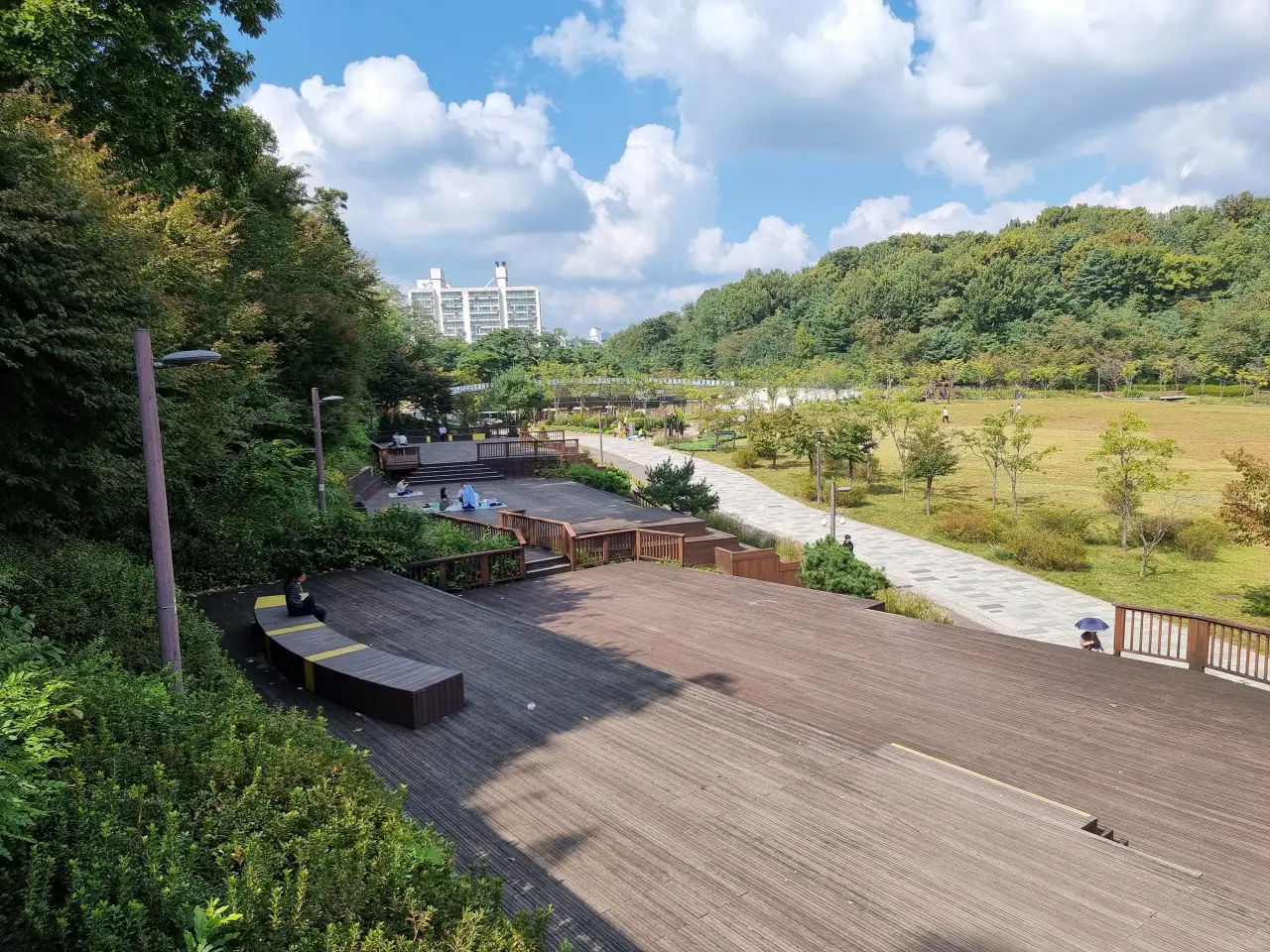 나무-데크-앞에-잔디-광장