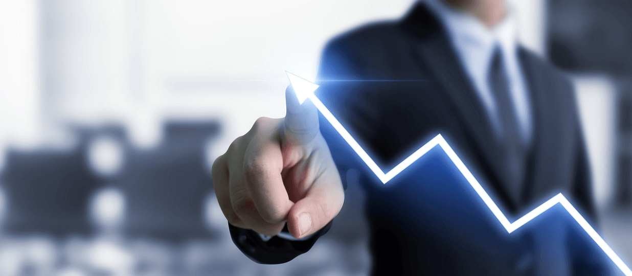 손가락으로 가르키고 있는 남성