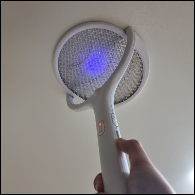 회전식모기채-모기트랩-전자파리채-천장모습