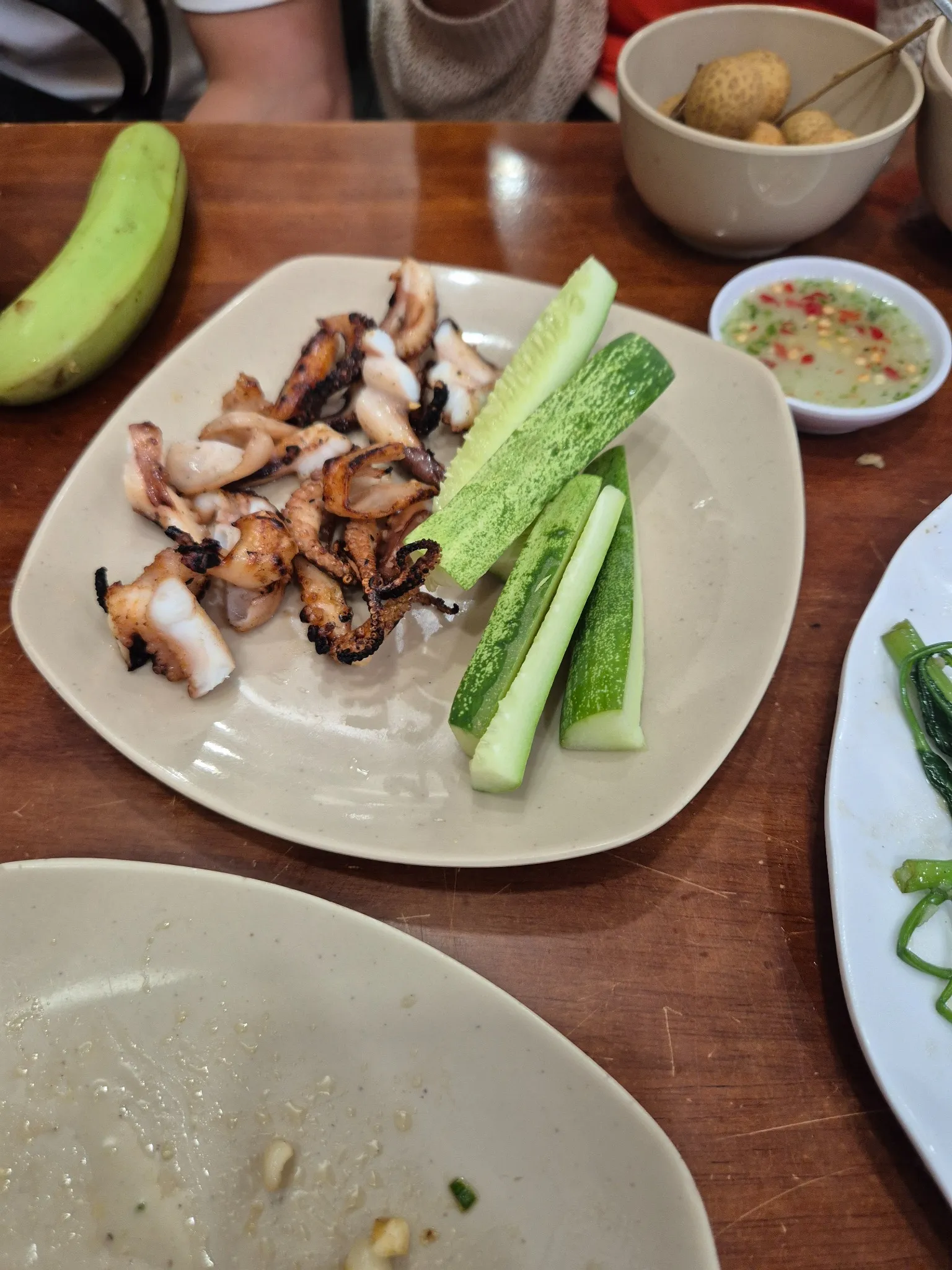 그릴에 구운 쭈꾸미와 오이 스틱