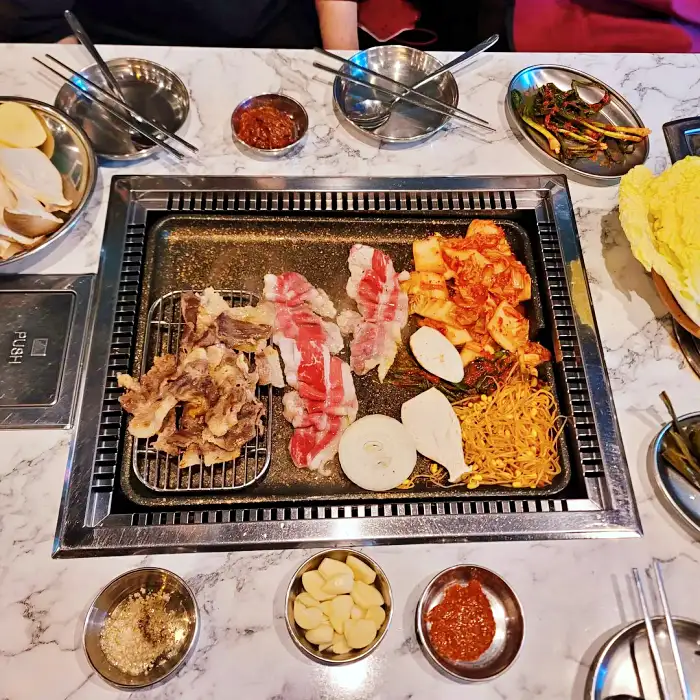 생방송 투데이 인천 연수구 옥련동 막 퍼주는 주인장 5,900원 대패삼겹살 맛집