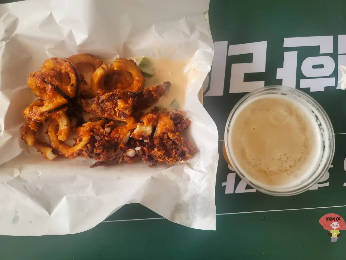 강원도-홍천-맥주축제-푸드트럭에서-사다-먹은-매운-오징어-튀김과-잔맥주-한잔