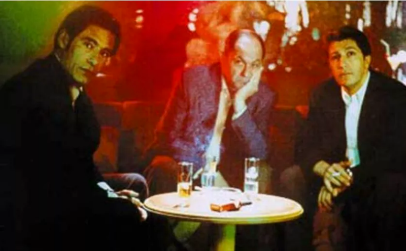 타인의 취향 세 명의 남자가 바에 둘러 앉은 모습