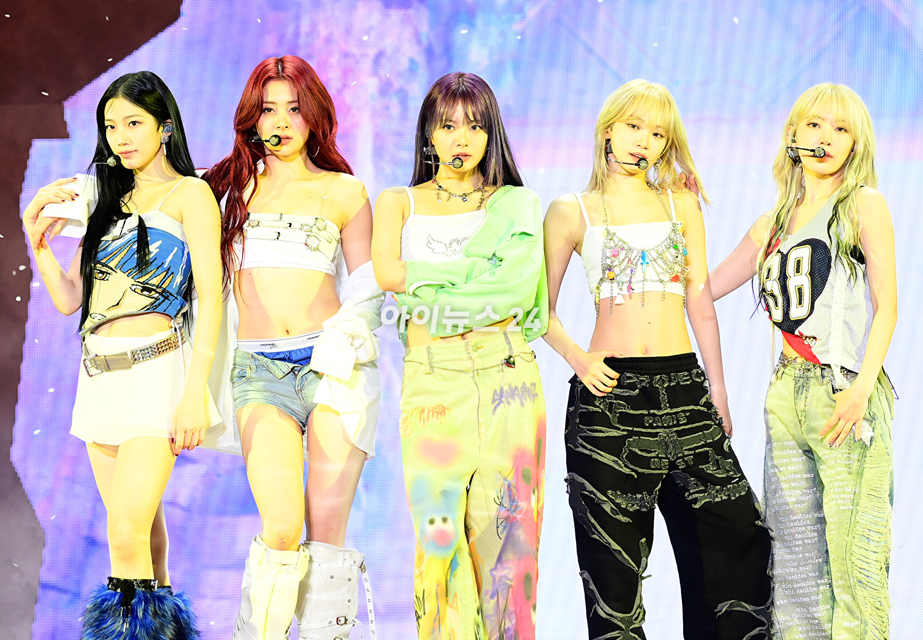 그룹 르세라핌이 19일 오후 서울시 성북구 안암동 고려대학교 화정체육관에서 열린 르세라핌(LE SSERAFIM) 미니 3집 '이지(EASY)' 발매 기념 쇼케이스에서 타이틀곡 'EASY' 무대를 선보이고 있다. [사진=정소희 기자]