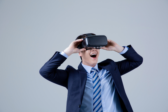 가상현실(VR) 사용 예시입니다.