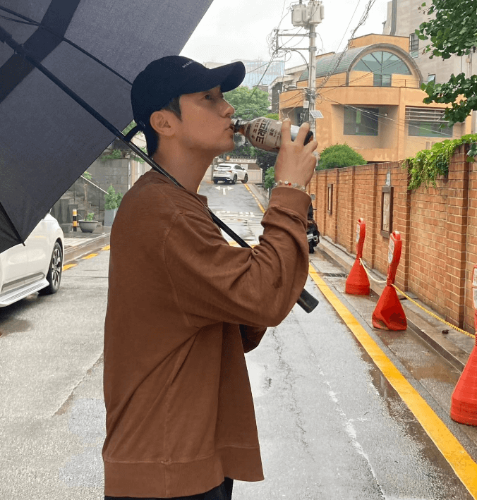 우산 쓰고 커피 마시는 손석구