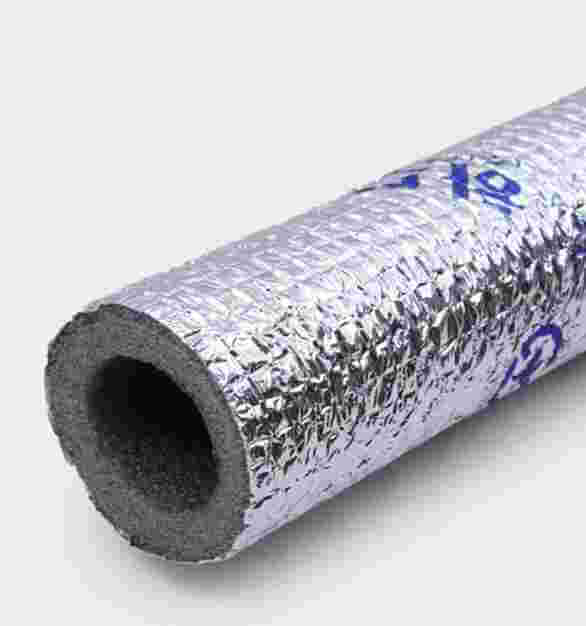 배관을 파이프 보온재로 감싸주는 모습