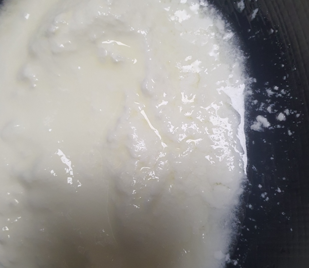 우유가 순두부 상태로 유청과 함께 있는 모습