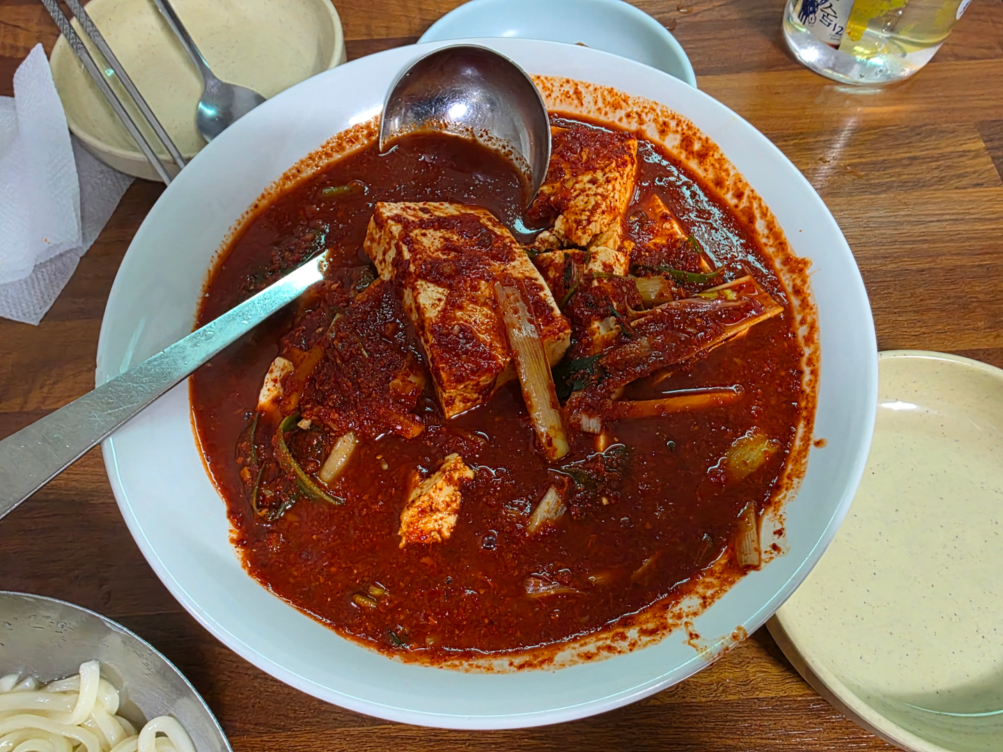 광천식당의 시그니처 메뉴인 두부 두루치기를 보여주는 이미지