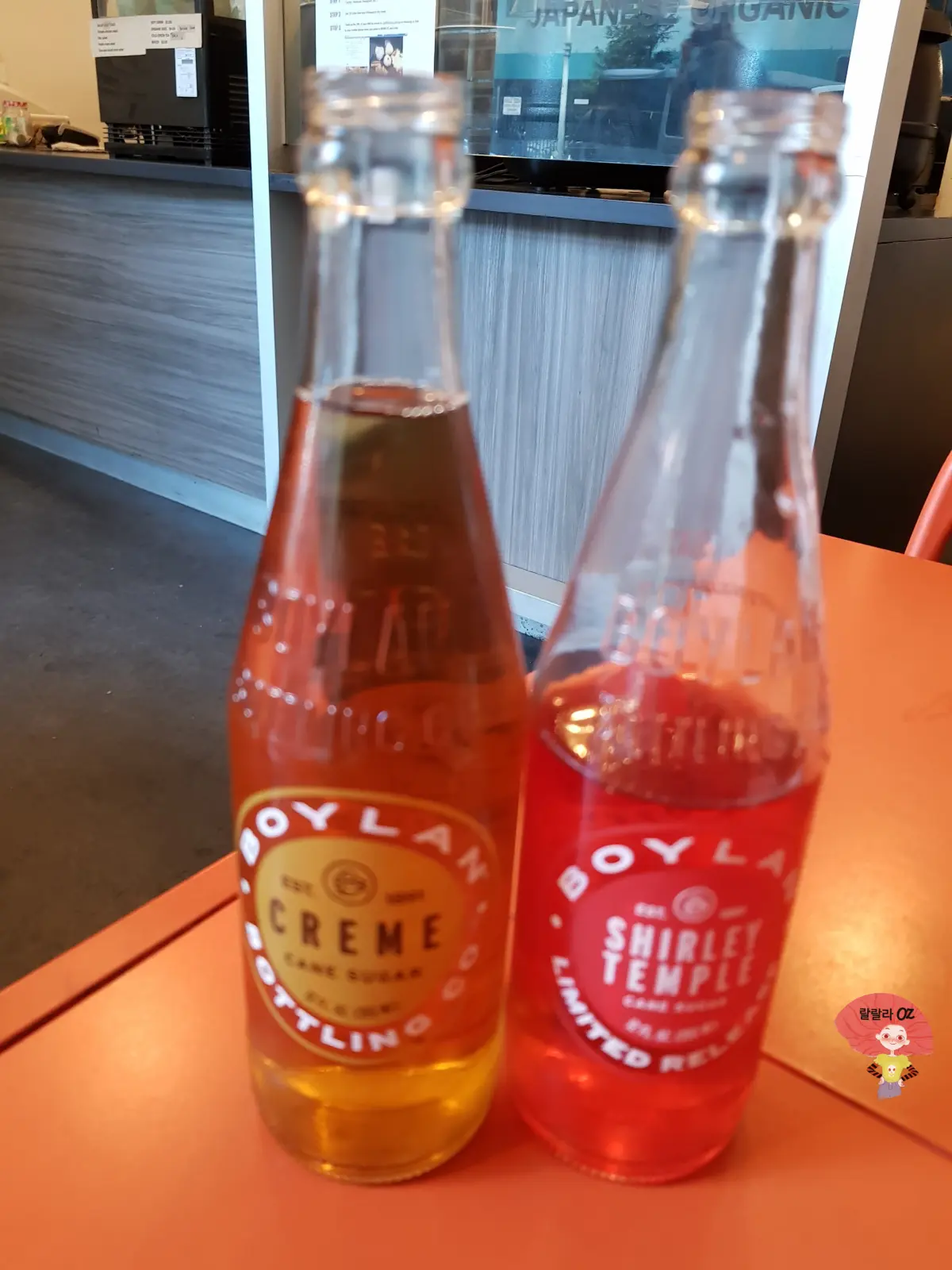 호주-멜버른-레스토랑-테이블-위에-놓인-boylan-크림소다와-shirley-temple-탄산음료-유리병-2개