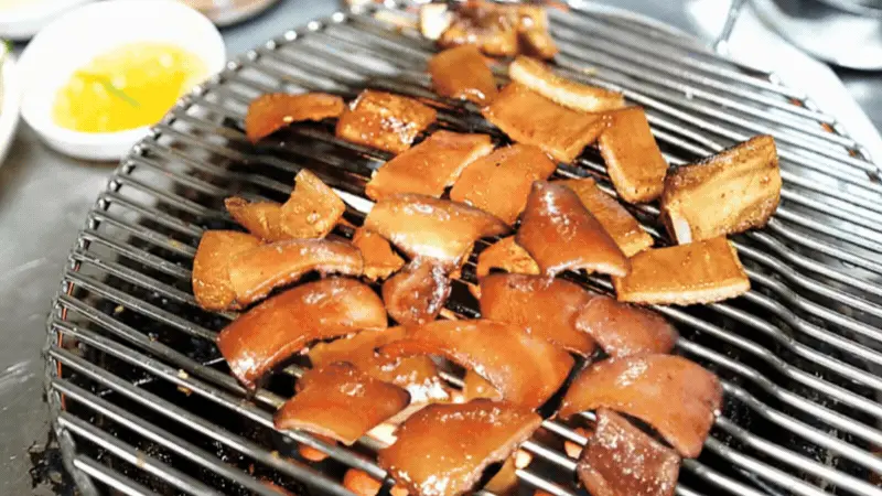 강한 연탄불에 잘 구워지고 있는 공덕동 연탄구이 맛집의 돼지껍데기