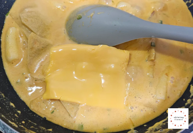 밀키트 로제떡볶이-체다치즈 한 장 넣기