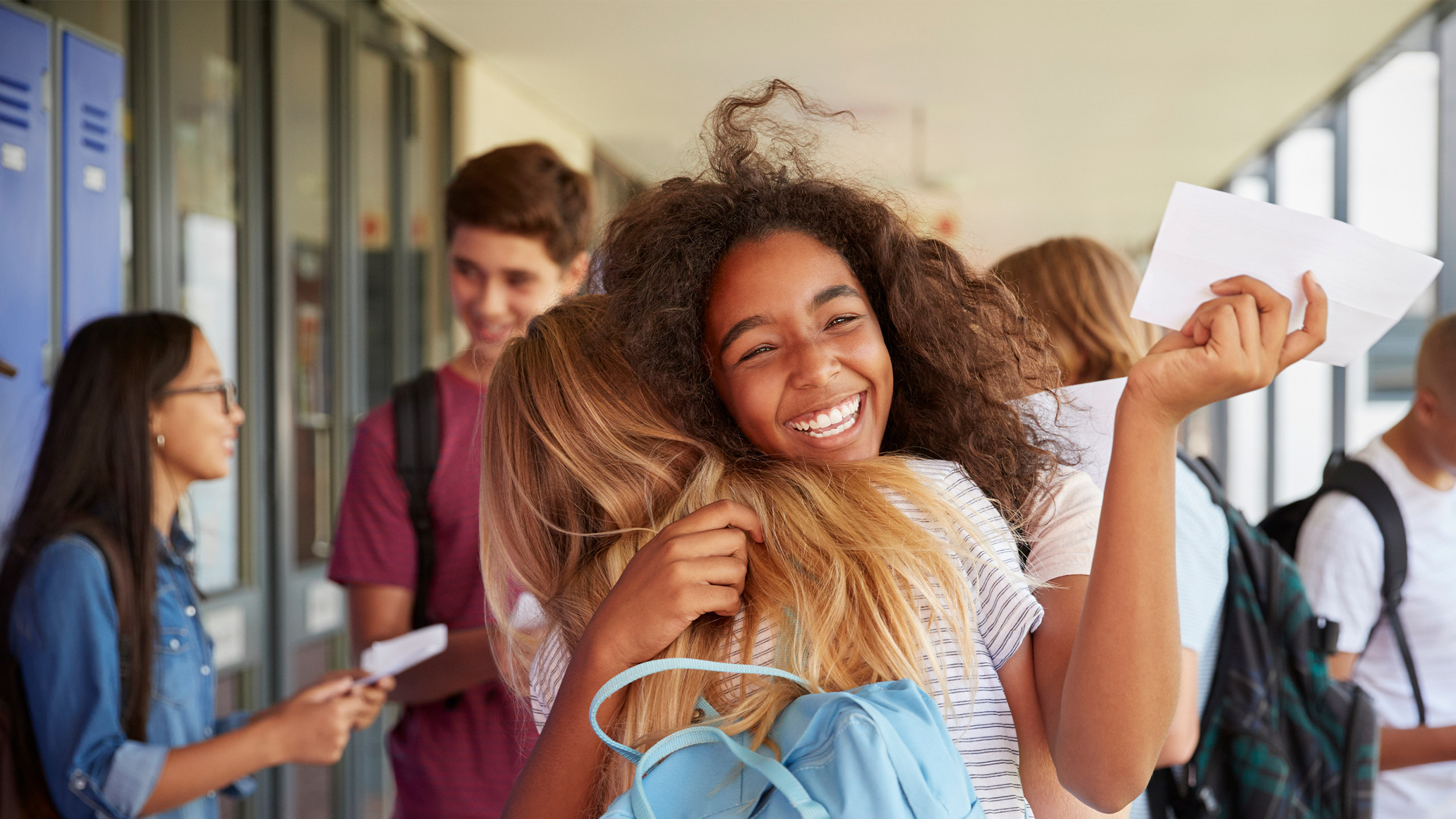 포옹하는 친구들