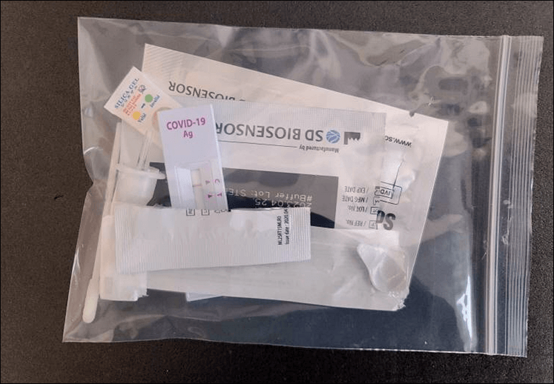 음성일 경우 디바이스, 용액통, 멸균 면봉, 노즐캡을 폐기용 비닐 봉투에 넣어 쓰레기로 버린다.