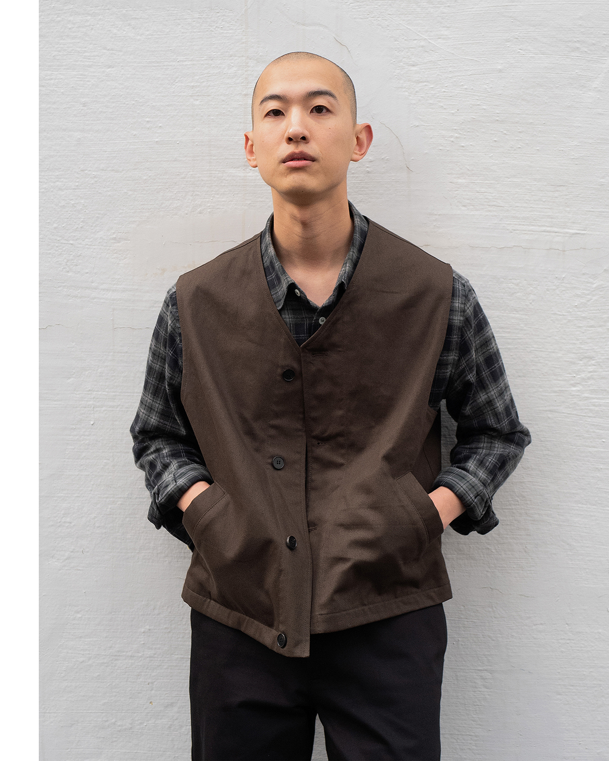 지 화보 같은 느낌의 에디토리얼 사진. 수직과 수평이 강조된 구도 속에서 인물 피사체가 배치되어 있으며, 라이카 특유의 샤프한 선예도와 입체감이 느껴지는 컷