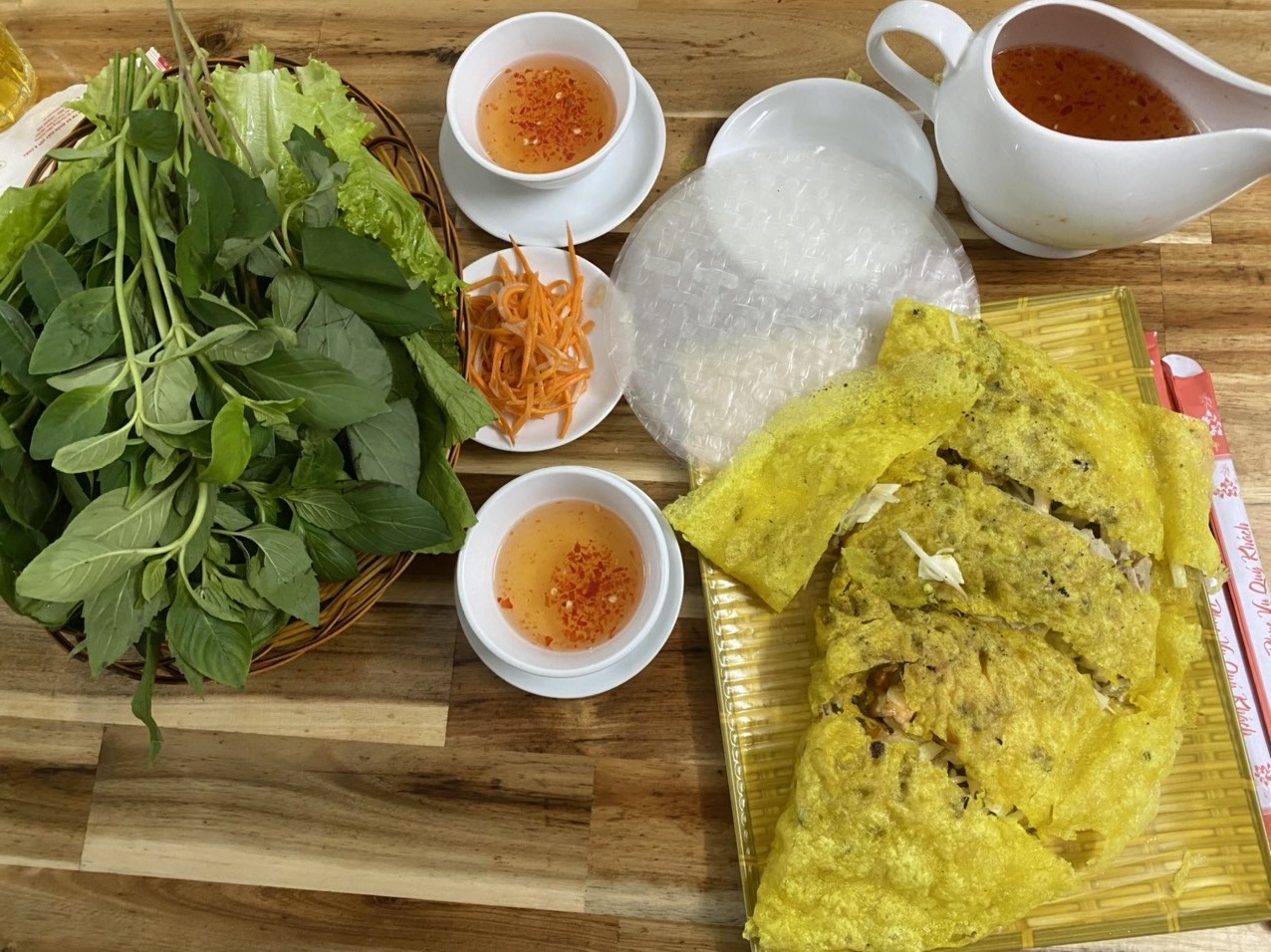 호치민 로컬 맛집 반쎄오 전문점 Banh Xeo Ba Hai(푸년군) - 상차림