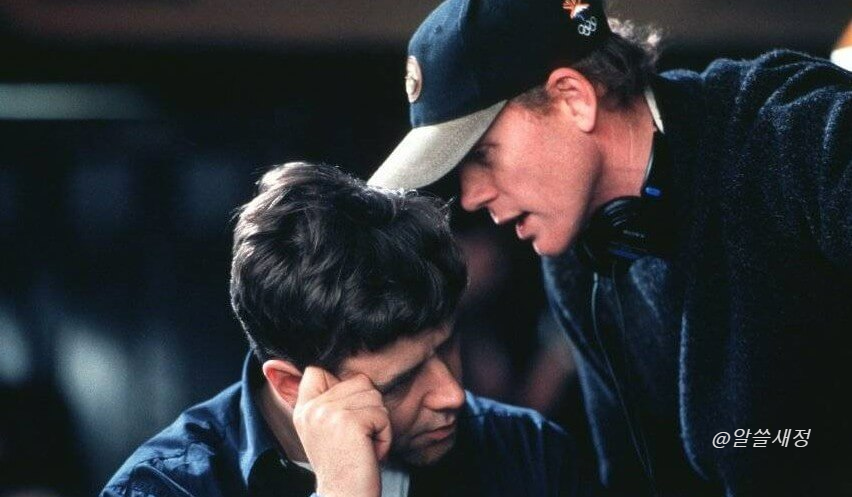 존의 귀에 대고 무언가를 말하는 친구