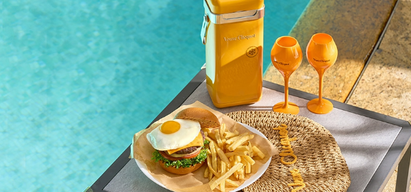 야외수영장에서 샴페인과 전용 선베드로 즐기는 이국적인 여유