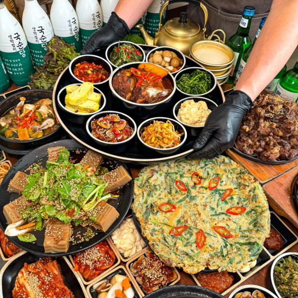 기다려야 제맛 14첩 숯불고기 한 상