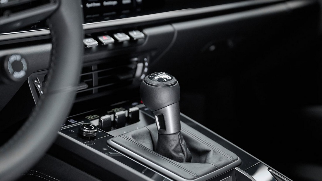 2024년 포르쉐 911 8세대 모델 실내 기어박스 메뉴얼 사진 출처 카위키