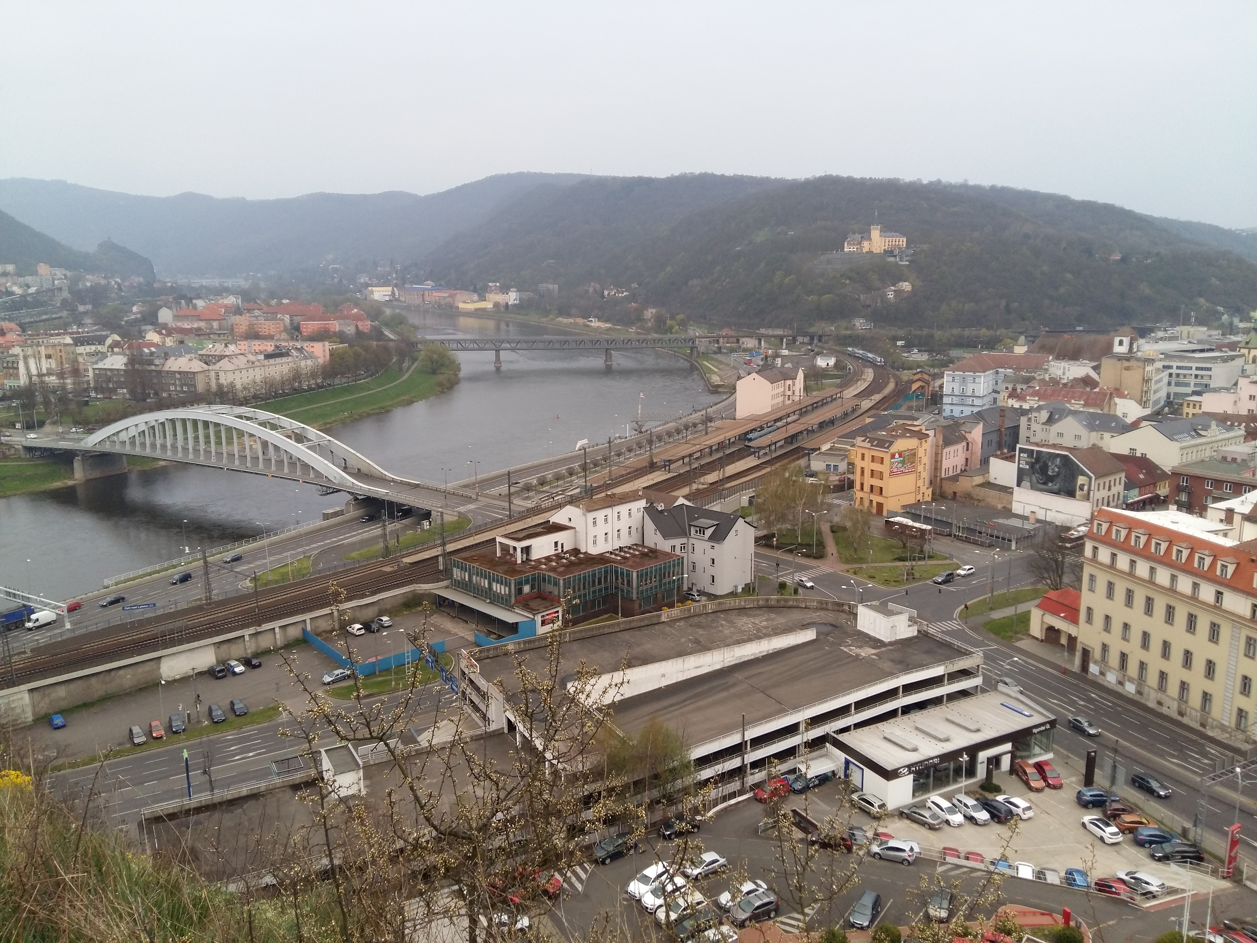 체코 우스티나트라뱀 베르루셰 전망대가 보이는 산