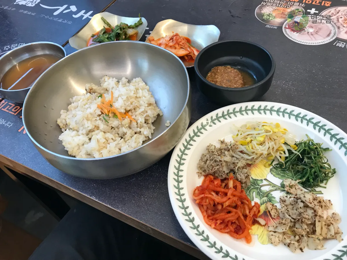 신가네-칼국수-국민보리밥-테이블에-놓여있다