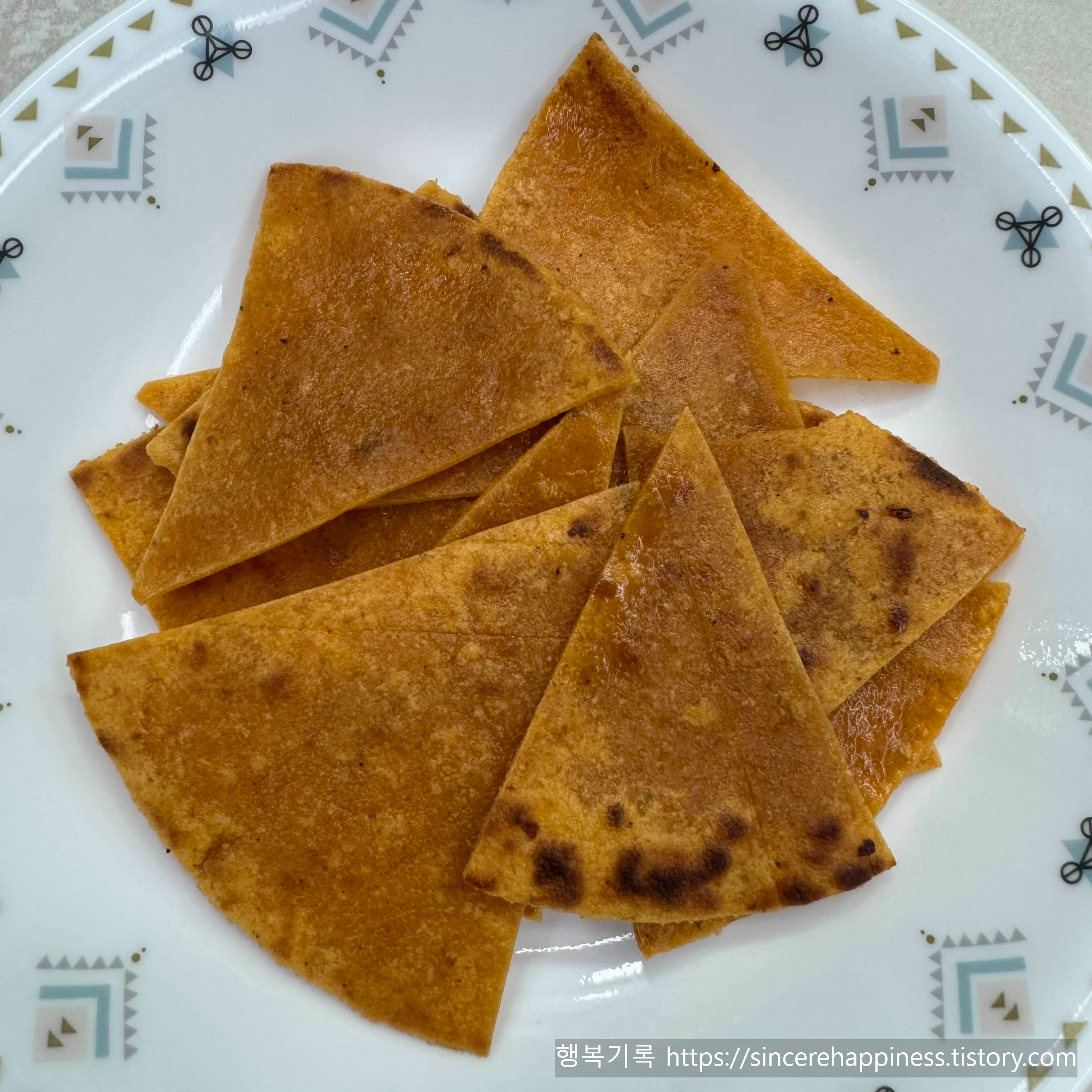 140도 저온에서 타지 않고 노릇노릇하게 잘 구워진 에어프라이어 다이어트 나초 완성본