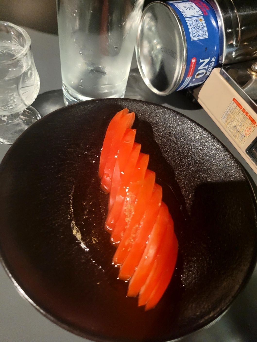 설탕에 절인 토마토는 어릴적 생각에 빠져들게 만든다.