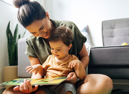 부모와 책읽는 아이 이미지