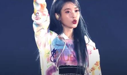 무대 위 아이유